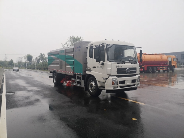 东风天锦纯电动扫路车