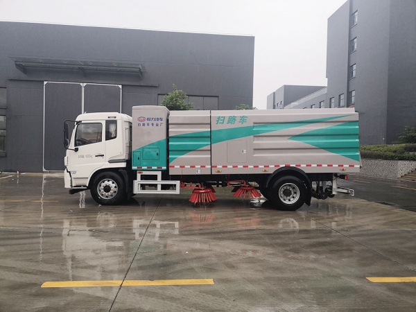 东风天锦纯电动扫路车