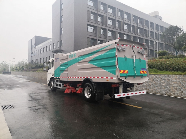 东风天锦纯电动扫路车