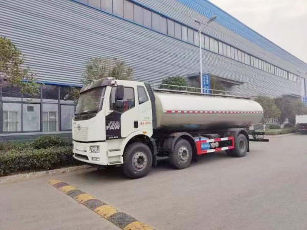解放三小轴鲜奶运输罐车19.5