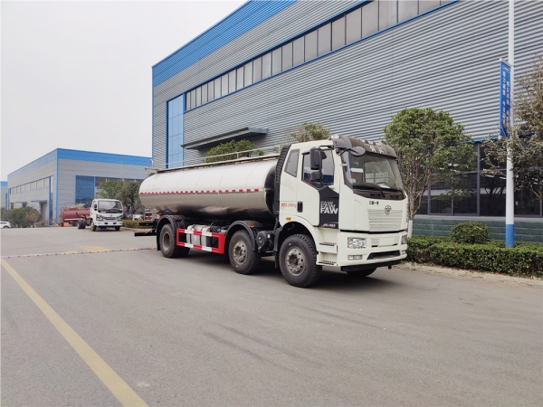 解放三小轴鲜奶运输罐车19.5