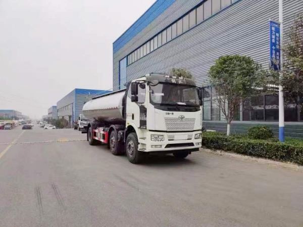 解放三小轴鲜奶运输罐车19.5