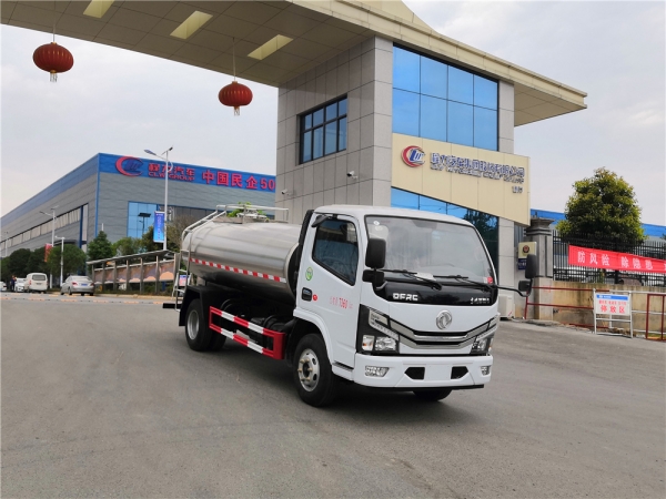 东风小多利卡鲜奶运输车4.7方