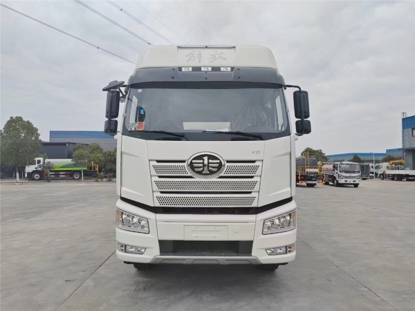 解放J6前四后八22吨鲜奶车