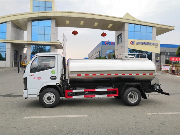 东风小多利卡鲜奶运输车4.7方