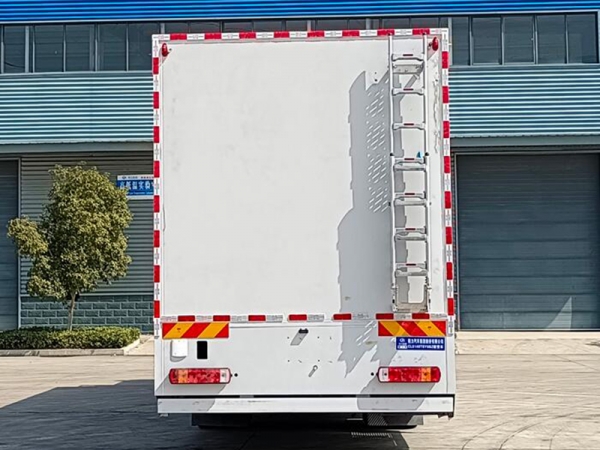 重汽豪沃12人宿营车