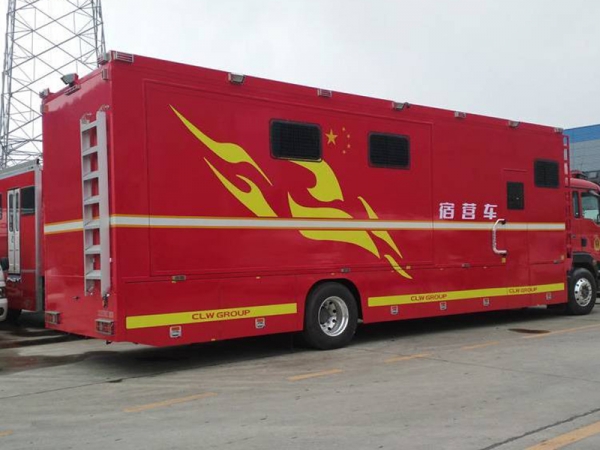 重汽汕德卡24人野外住宿车
