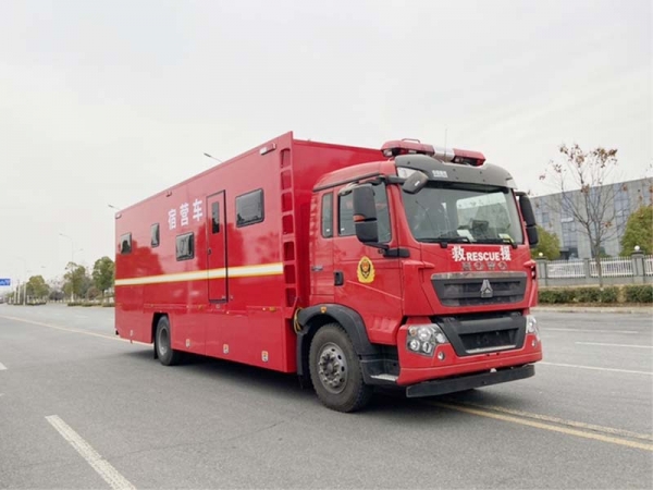 重汽豪沃后勤保障宿营车