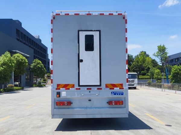 重汽豪沃带淋浴间扩展式宿营车
