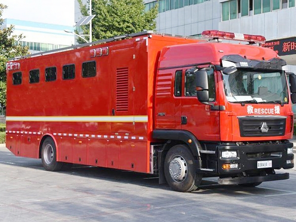 重汽豪沃野外拉练淋浴车