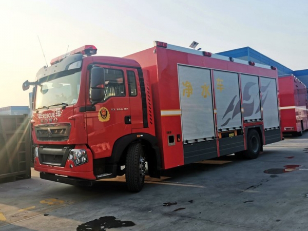 重汽豪沃净水车