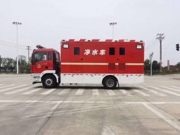 重汽豪沃野营净水车