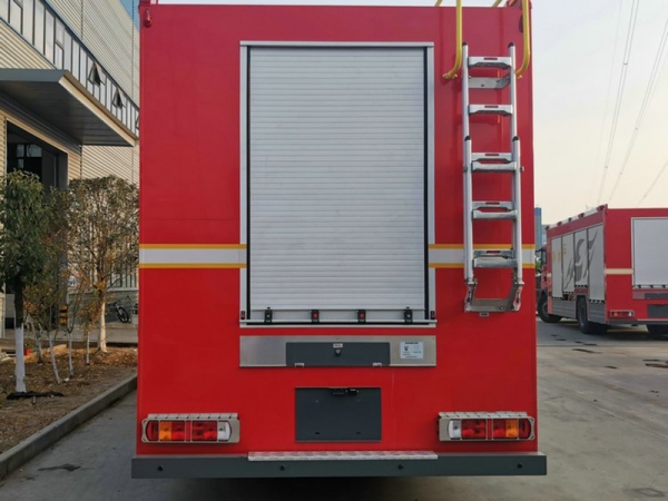 重汽豪沃净水车