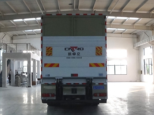 重汽汕德卡后双桥装备车